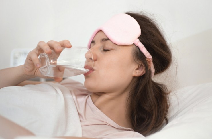 Bere acqua prima di andare a letto potrebbe rappresentare un serio rischio per la salute