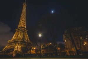 Registrato uomo mentre si butta dalla Torre Eiffel